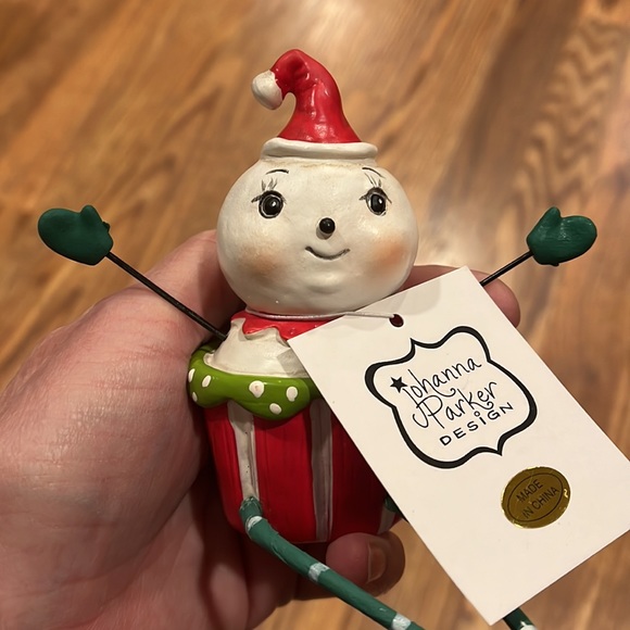 NWT Johanna Parker cupcake shelf sitter - Picture 2 of 2